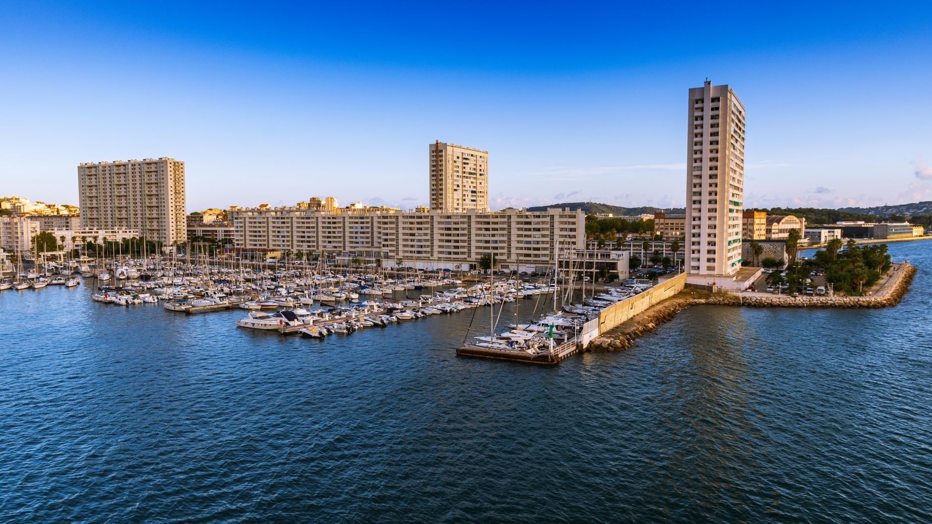 Vue panoramique du port de Toulon sous une lumière méditerranéenne