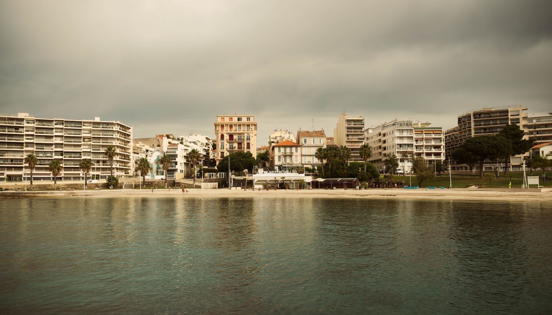 Front de mer urbain de Toulon sous un ciel nuageux